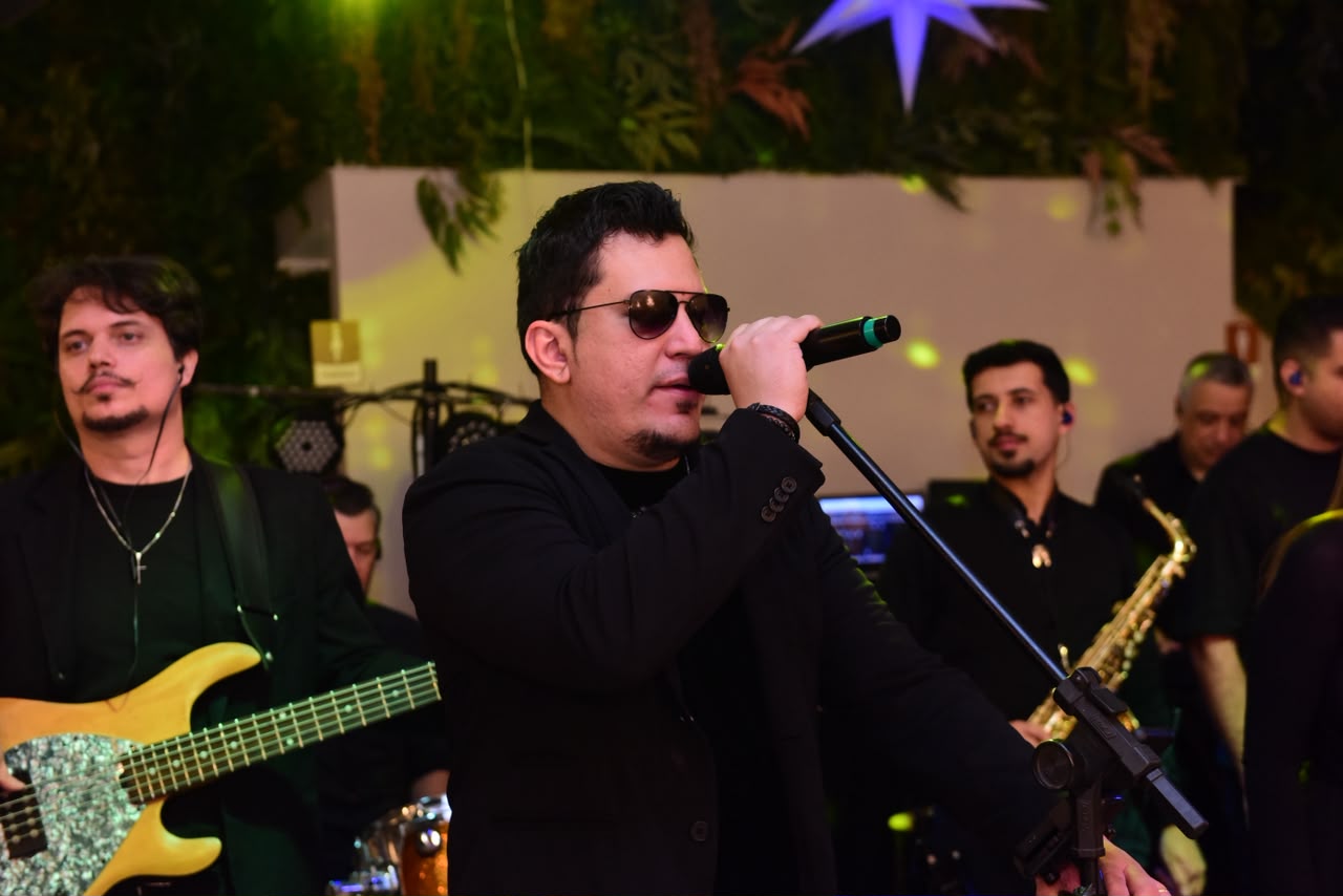 Vocalista da GR Eventos cantando ao vivo durante evento