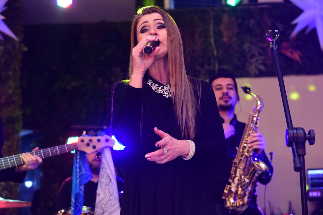 Cantora da GR Eventos em apresentação ao vivo