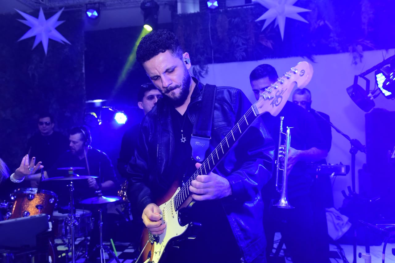 Guitarrista da banda em show ao vivo