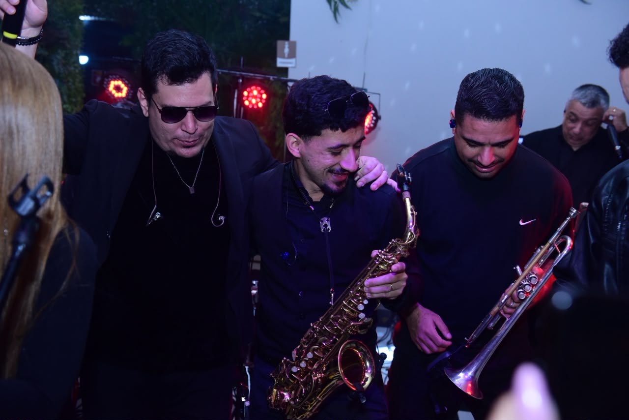Equipe musical comemorando após o show