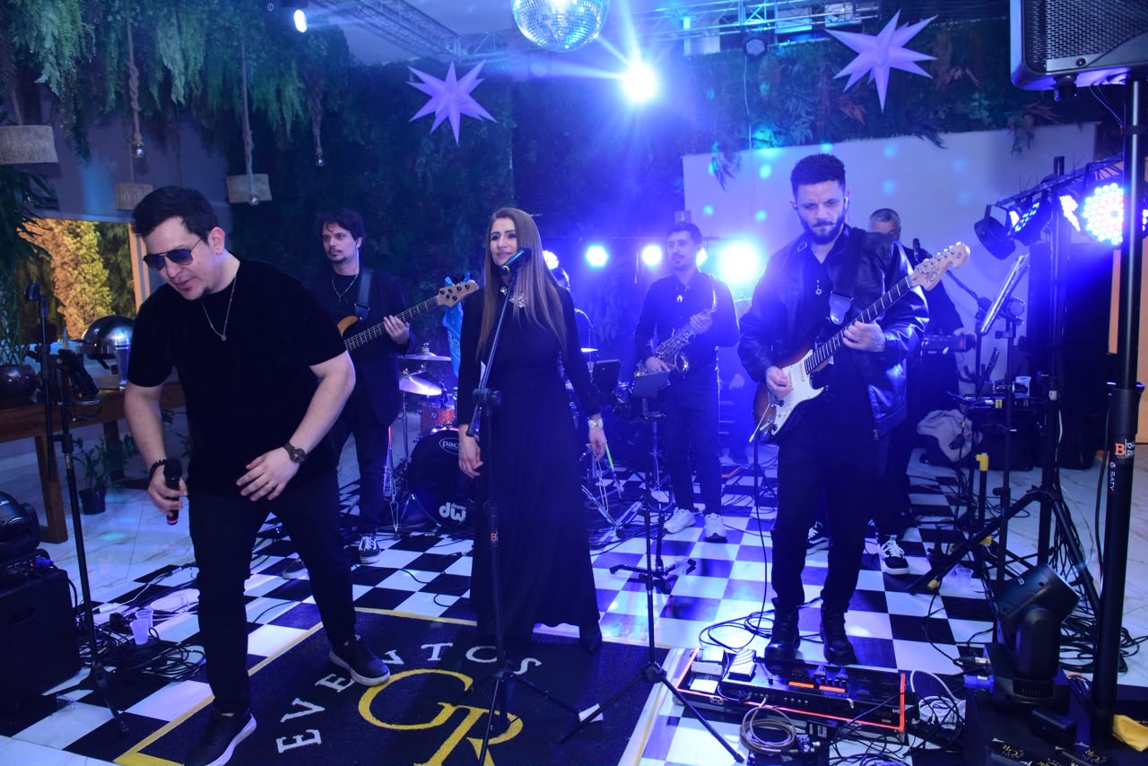 Banda completa da GR Eventos em performance no palco