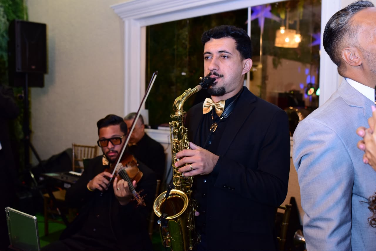 Saxofonista e violinista em cerimônia de casamento