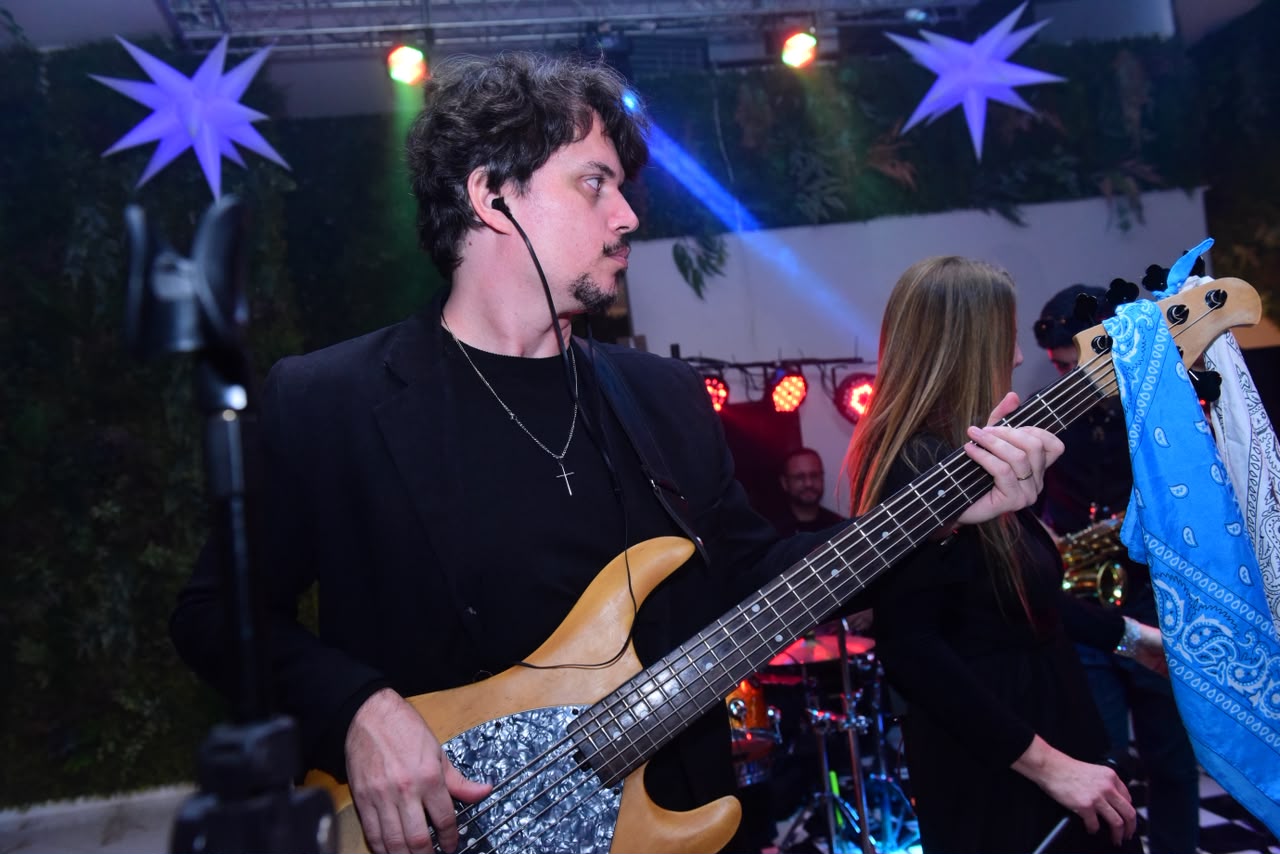 Baixista da GR Eventos em apresentação