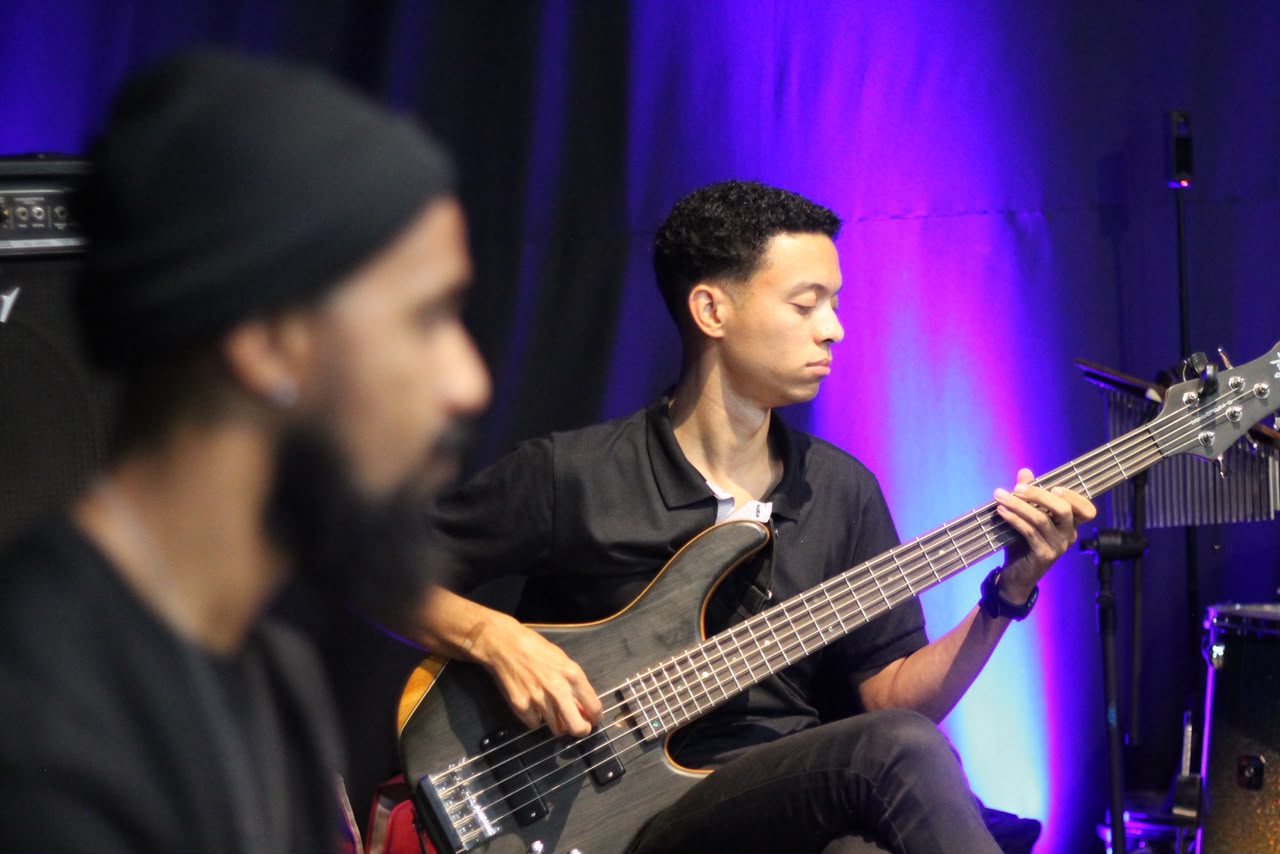 Baixista tocando durante apresentação musical