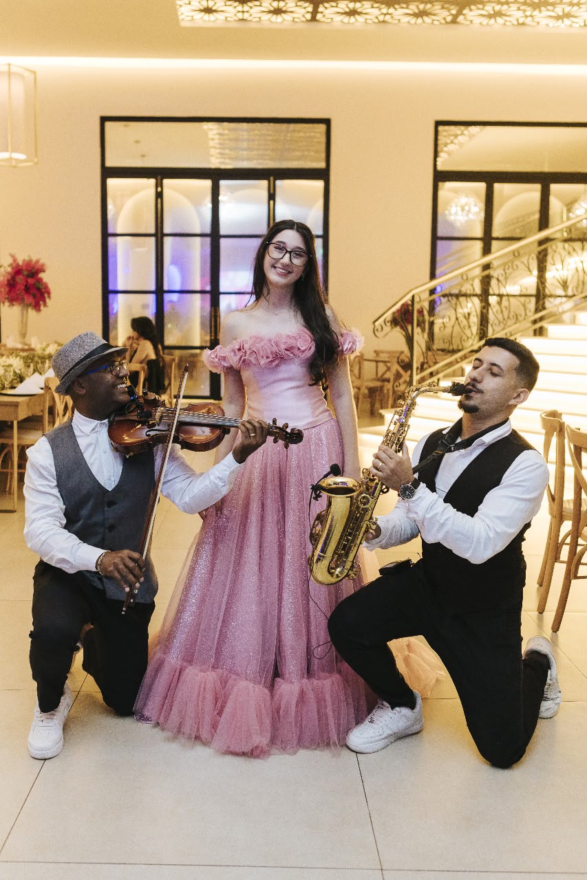 Saxofonista e violinista tocando para debutante